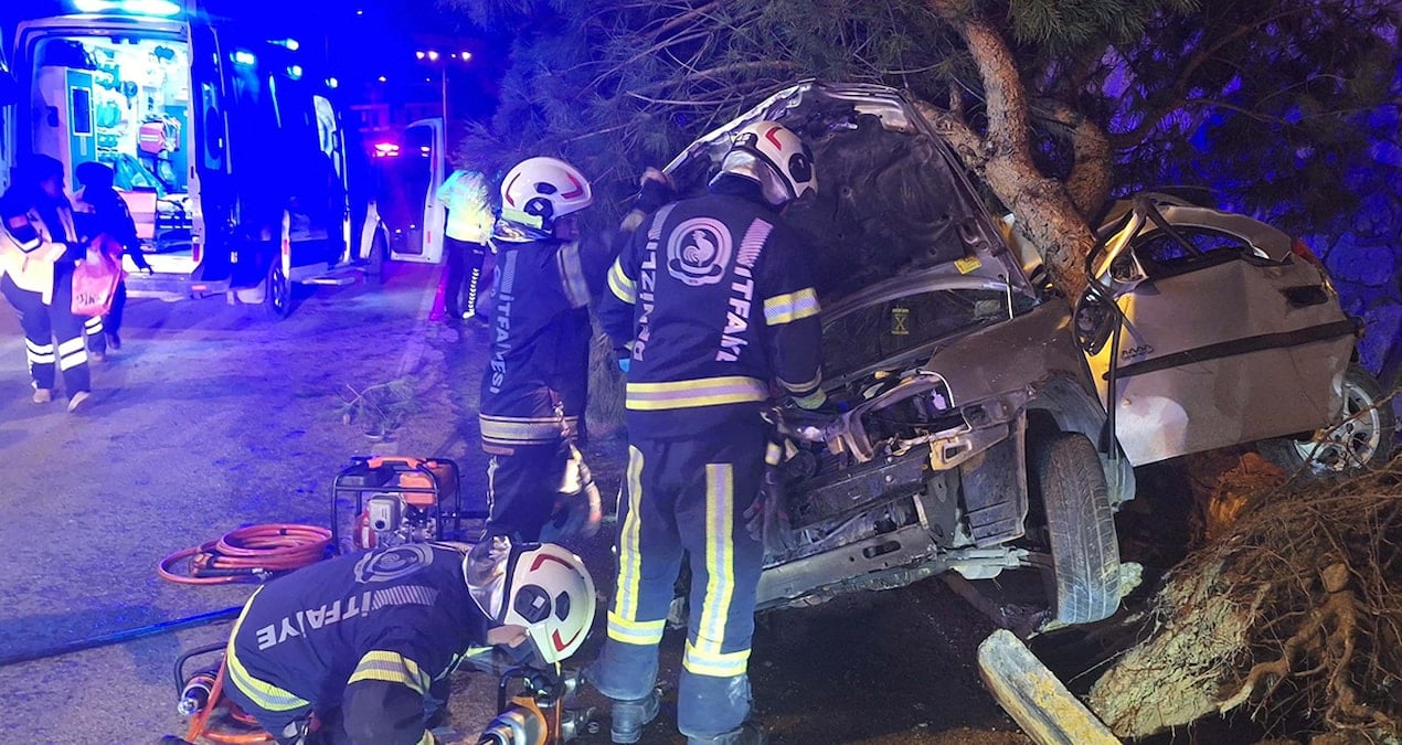 Denizli’de otomobil ağaca ok gibi saplandı: 2 ölü, 1 yaralı