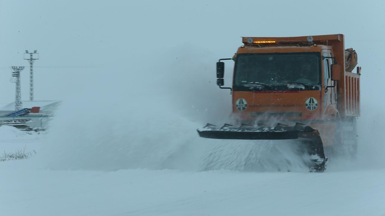 Ardahan-Kars ile Kars-Göle kara yolu tır geçişine kapatıldı