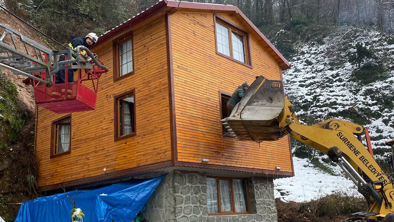 Heyelan sonucu mahsur kaldıkları evden kepçeyle kurtarıldılar