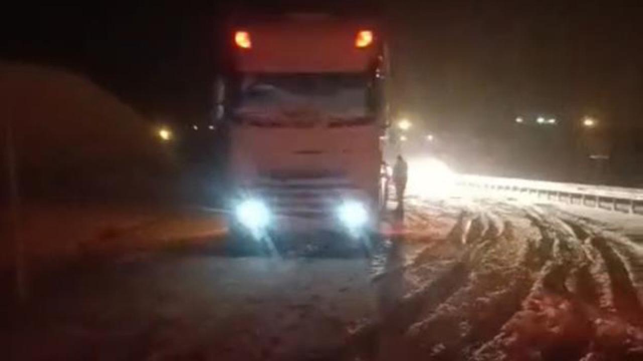 Hakkari’de tipi: Çok sayıda araç mahsur kaldı